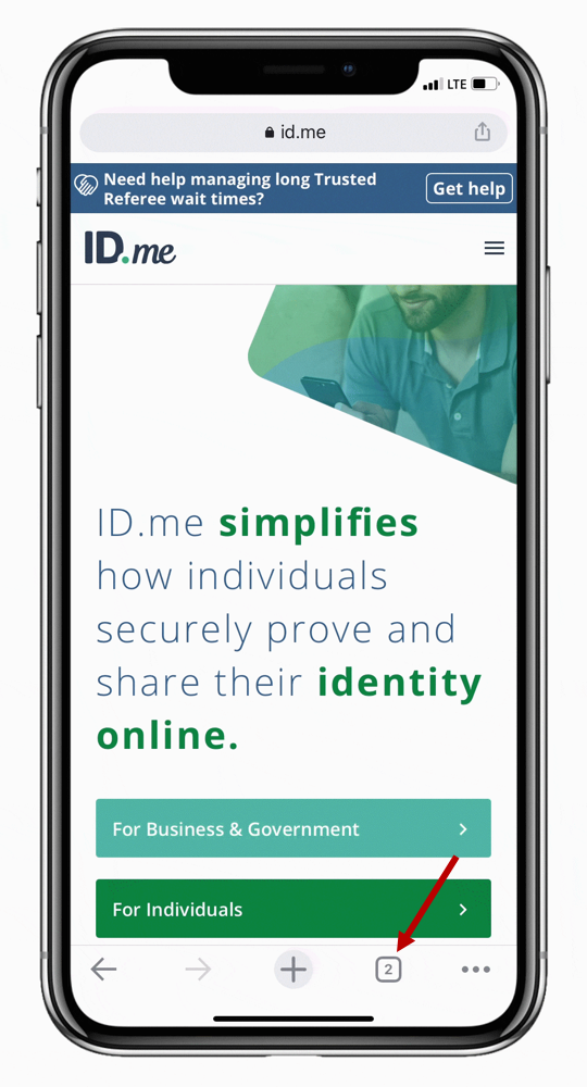 Captura de pantalla de la página de inicio de ID.me en un dispositivo móvil con una flecha que señala el icono para cambiar de pestaña en Safari