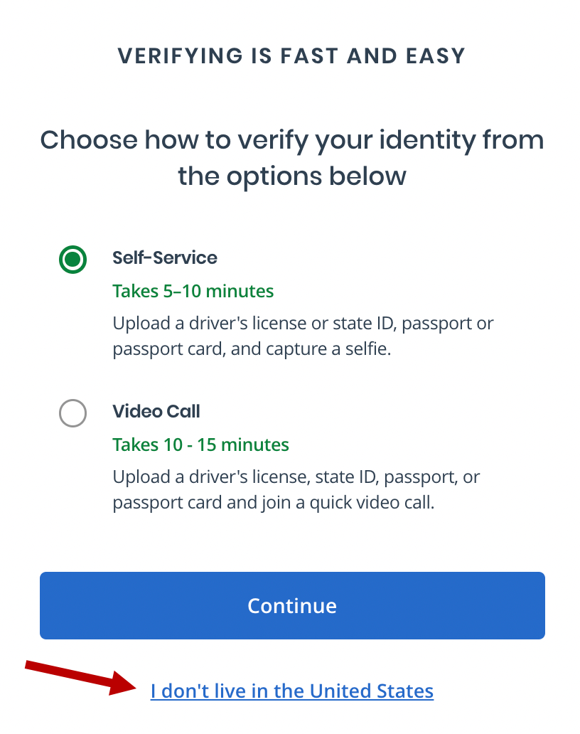Captura de pantalla que muestra las opciones para verificar la identidad mediante autoservicio o videollamada, con un enlace para usuarios fuera de EE. UU.